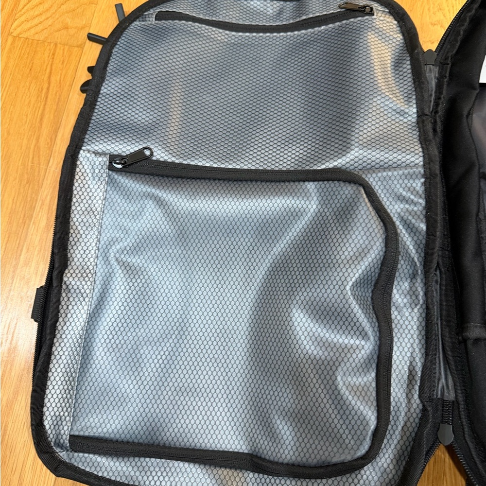 NWOT Vacuum Seal Swiss Lock Black Travel Backpack with Pump - Picture 11 of 14